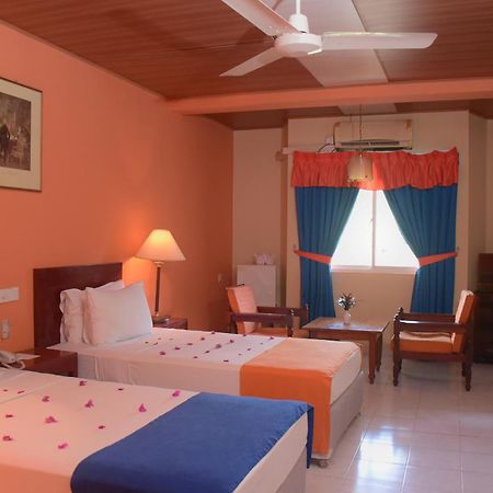 Ratnaloka Tour Inns Ratnapura Exterior photo