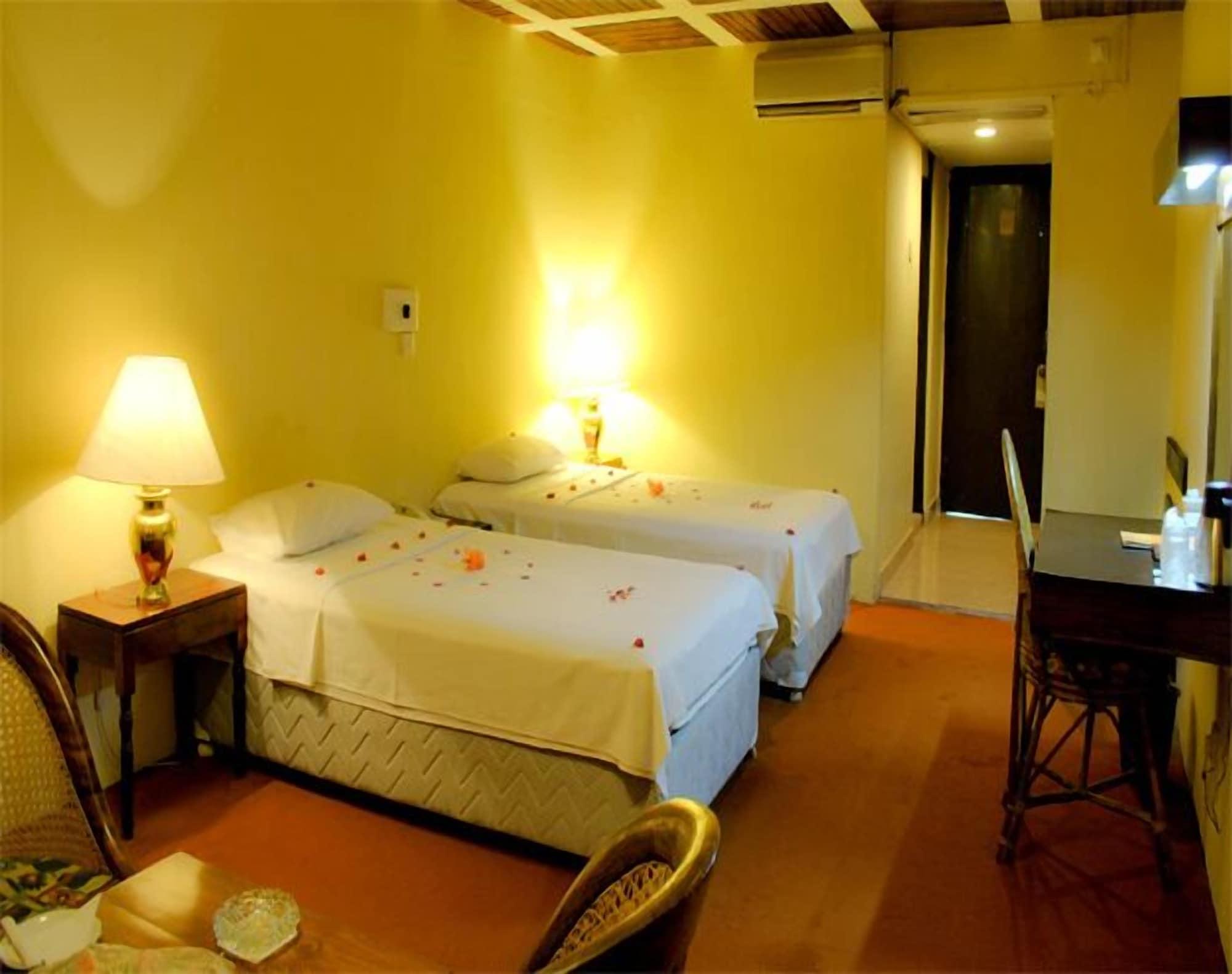 Ratnaloka Tour Inns Ratnapura Exterior photo