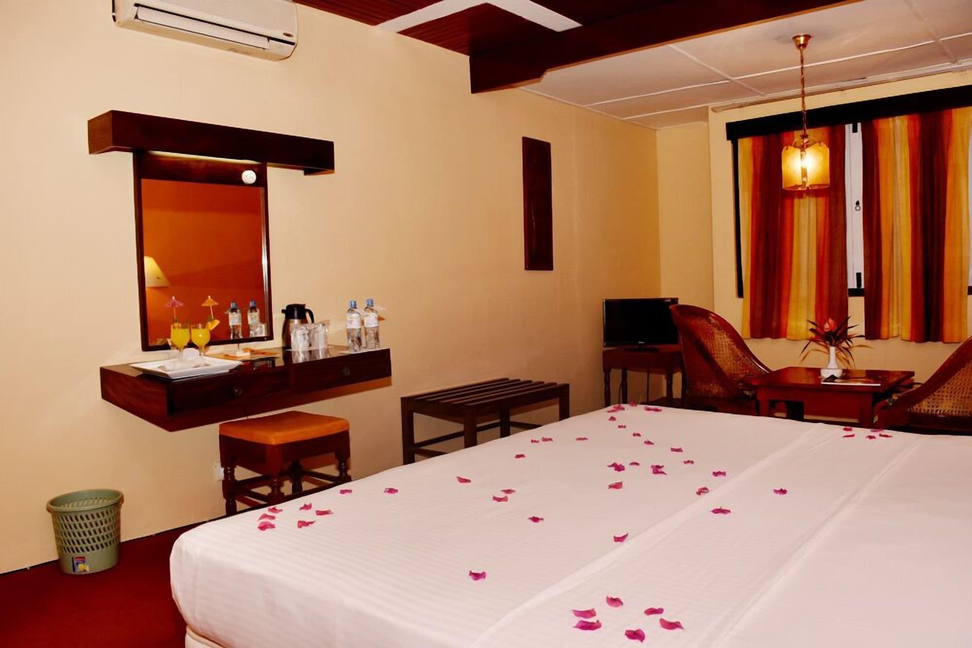 Ratnaloka Tour Inns Ratnapura Exterior photo