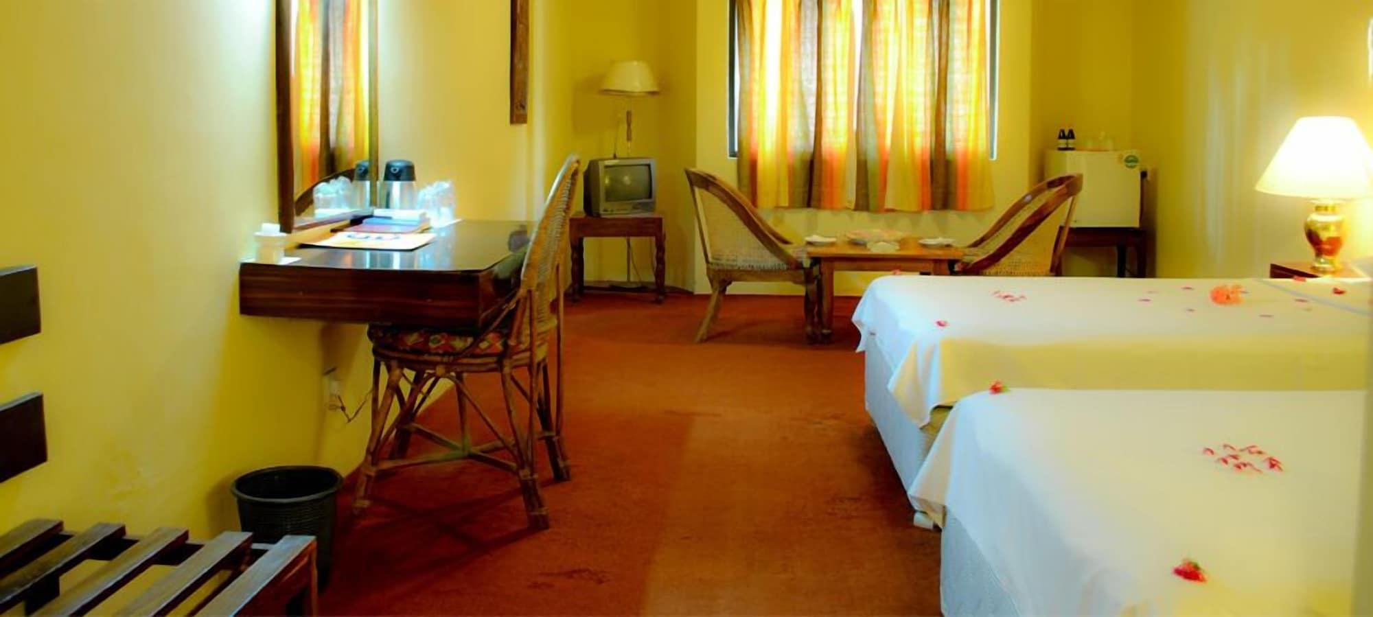 Ratnaloka Tour Inns Ratnapura Exterior photo