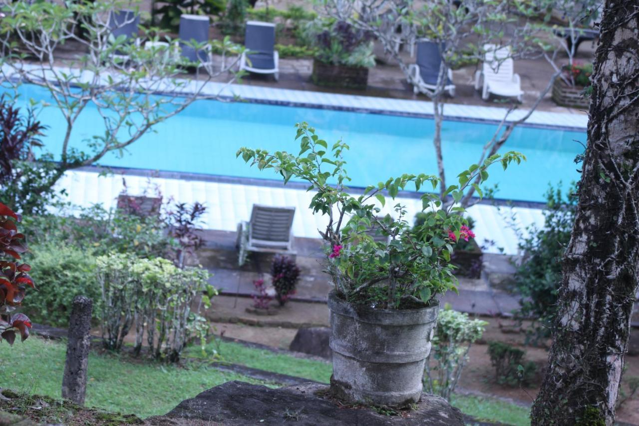 Ratnaloka Tour Inns Ratnapura Exterior photo