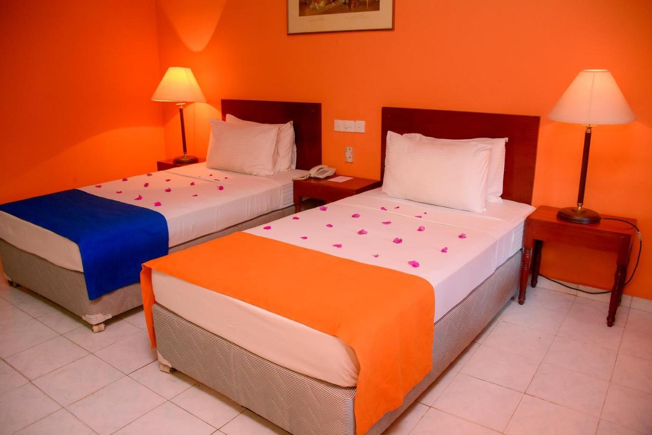 Ratnaloka Tour Inns Ratnapura Exterior photo